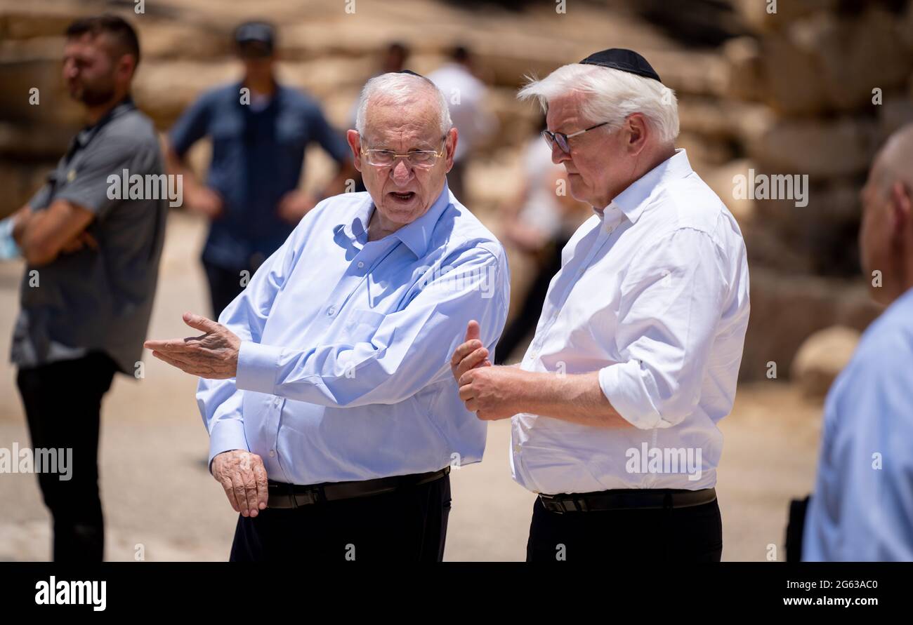 Negev, Israele. 02 luglio 2021. Il presidente federale Frank-Walter Steinmeier e il presidente israeliano Reuven Rivlin (al centro) si trovano alla tomba del fondatore dello Stato di Israele, David ben-Gurion e Paula ben-Gurion a Ramat HaNegev. La visita di Stato del Presidente tedesco in Israele termina dopo tre giorni. Credit: Kay Nietfeld/dpa/Alamy Live News Foto Stock