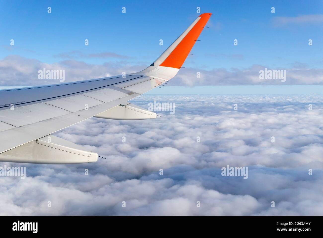 ala del piano sullo sfondo di nuvole. Concetto di viaggio Foto Stock