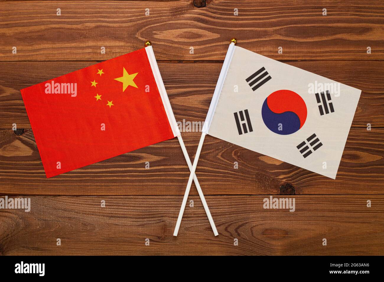 Bandiera della Cina e bandiera della Corea del Sud si incrociavano. L'immagine illustra il rapporto tra i paesi. Fotografia per notizie Foto Stock