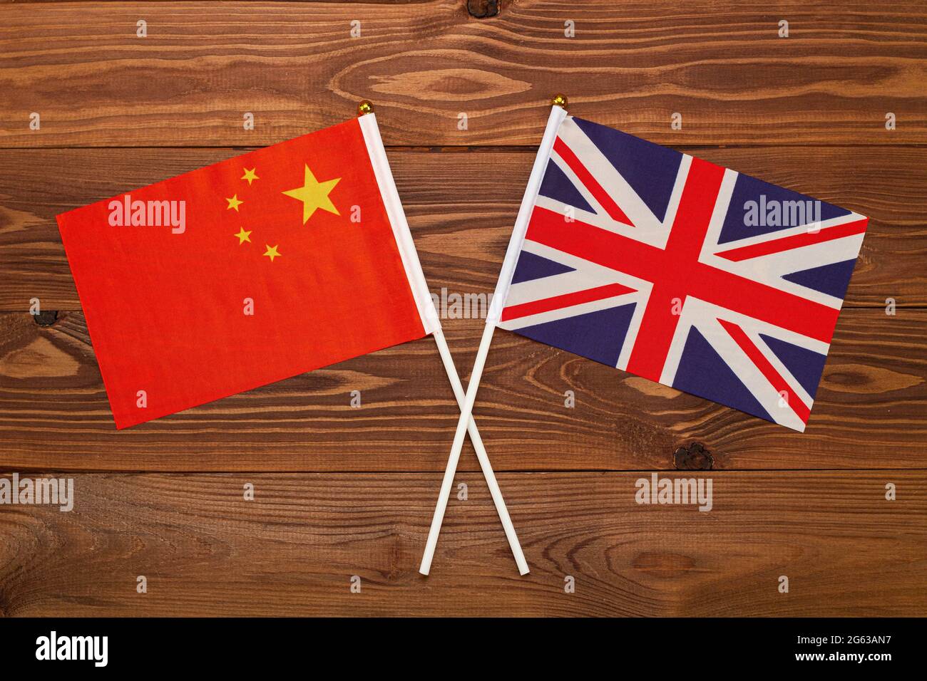 Bandiera della Cina e bandiera della Gran Bretagna si incrociarono. L'immagine illustra il rapporto tra i paesi. Fotografia per notizie Foto Stock