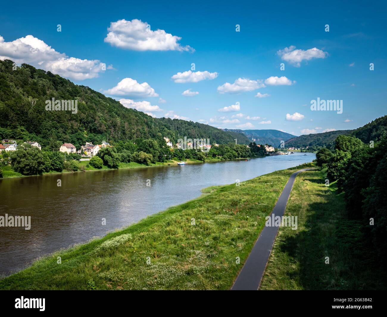 Vista sulle rive dell'Elba vicino a Bad Schandau in Sassonia Foto Stock