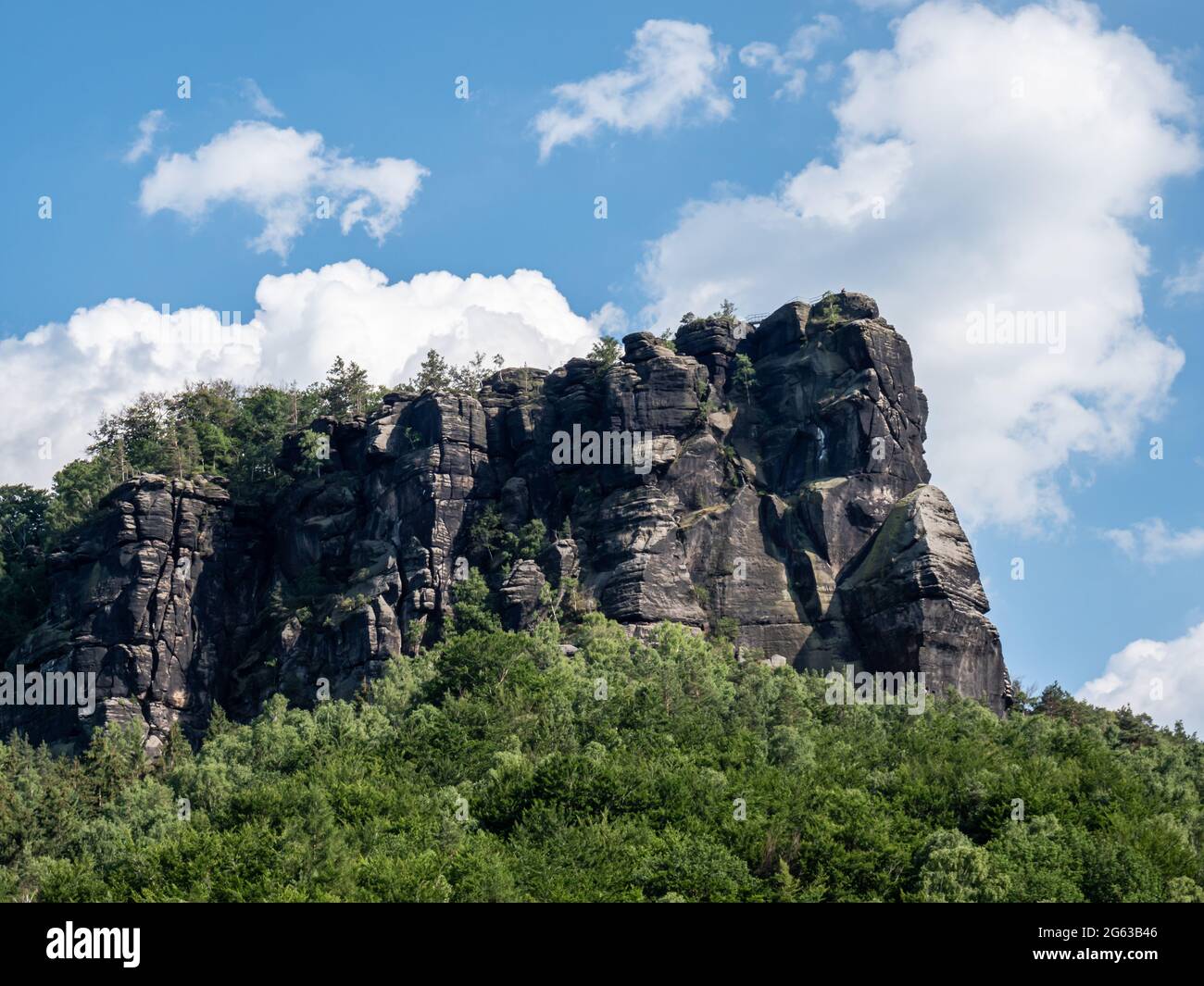 Vista sulla roccia di arrampicata Lilienstein nelle montagne di arenaria Elbe in Sassonia Foto Stock