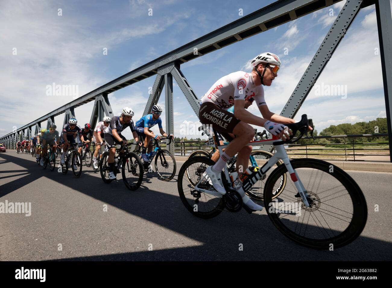 Ciclismo - Tour de France - fase 7 - Vierzon a le Creusot - Francia - 2  luglio 2021 AG2R Citroen Team pilota Dorian Godon di Francia in azione  durante la fase 7 REUTERS/Stephane Mahe Foto stock - Alamy