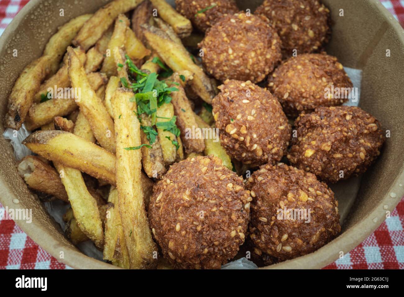 Pranzo o cena vegano, piatto fritto con falafel e patatine fritte Foto Stock