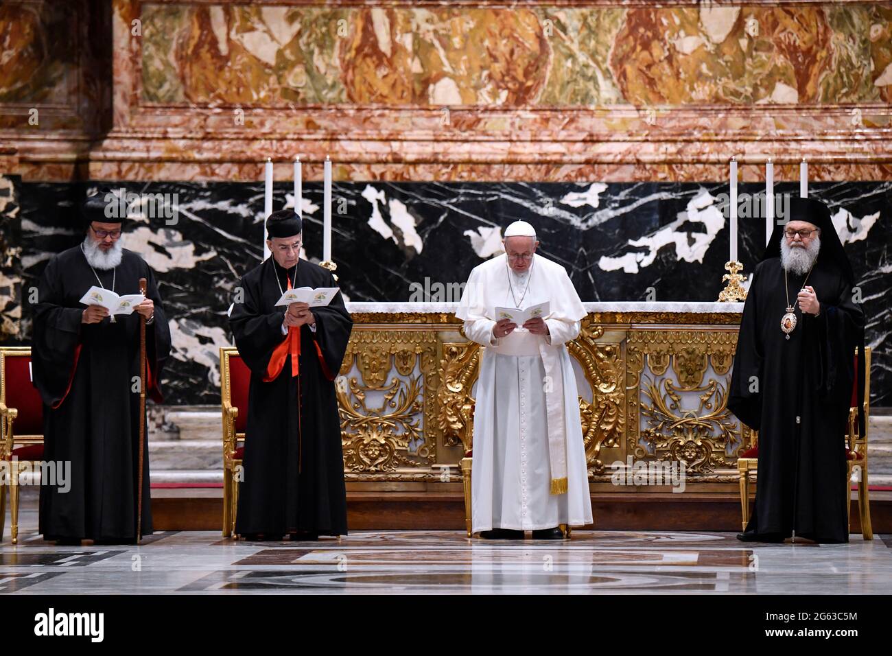 Papa Francesco, Patriarca Siro-ortodosso Ignazio Afrem II, Il Patriarca Maronita Cardinale Bechara Boutros Rai e il Patriarca greco-ortodosso Youhanna X Yazigi durante la preghiera ecumenica per la pace nella Basilica di San Pietro con la partecipazione dei leader delle Chiese cristiane libanesi in occasione della giornata di riflessione e di preghiera per il Libano. Città del Vaticano, 1 luglio 2021 Foto Stock