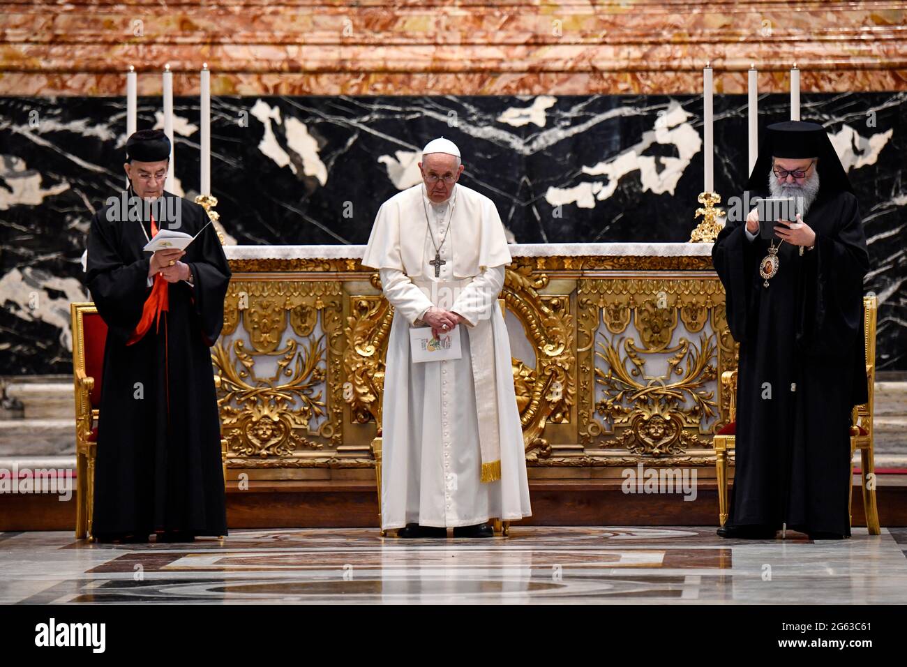 Papa Francesco, Patriarca Siro-ortodosso Ignazio Afrem II, Il Patriarca Maronita Cardinale Bechara Boutros Rai e il Patriarca greco-ortodosso Youhanna X Yazigi durante la preghiera ecumenica per la pace nella Basilica di San Pietro con la partecipazione dei leader delle Chiese cristiane libanesi in occasione della giornata di riflessione e di preghiera per il Libano. Città del Vaticano, 1 luglio 2021 Foto Stock