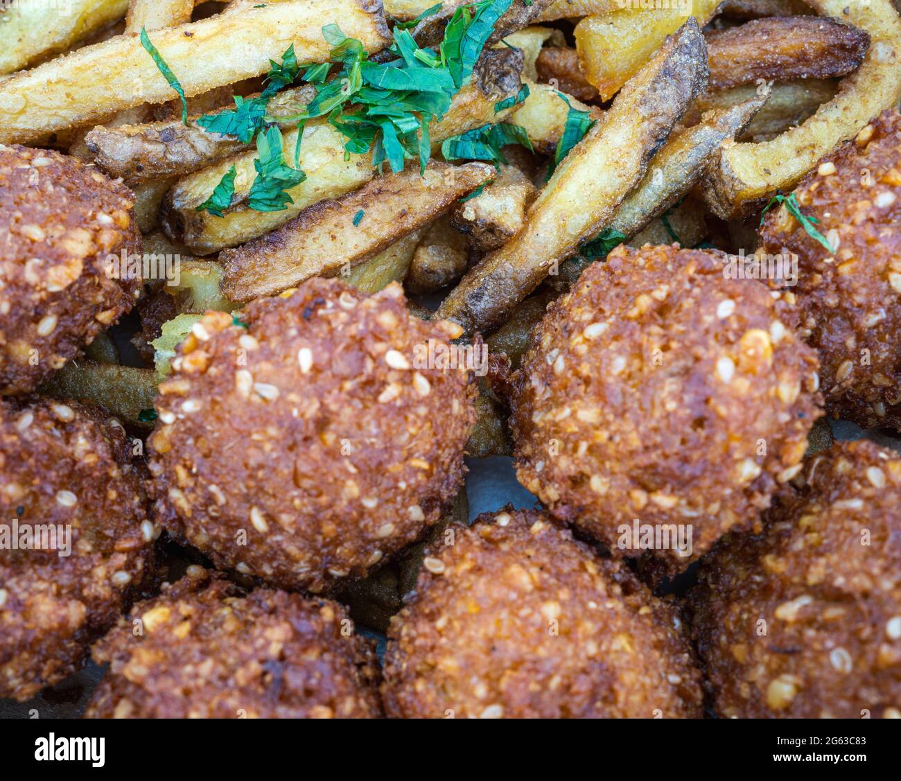 Pranzo o cena vegano, piatto fritto con falafel e patatine fritte Foto Stock