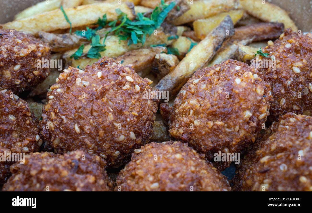Pranzo o cena vegano, piatto fritto con falafel e patatine fritte Foto Stock
