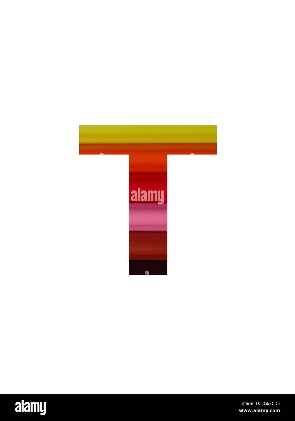 Lettera T dell'alfabeto a matita colorata, in giallo, arancione, rosso, rosa, marrone Foto Stock
