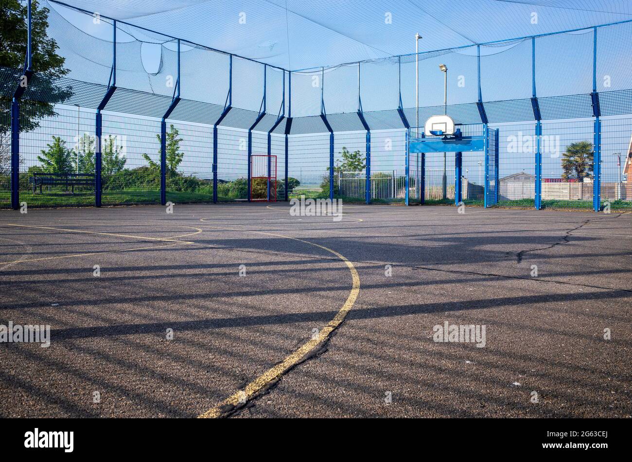 Campo da pallacanestro vuoto abbandonato nel Kent Foto Stock