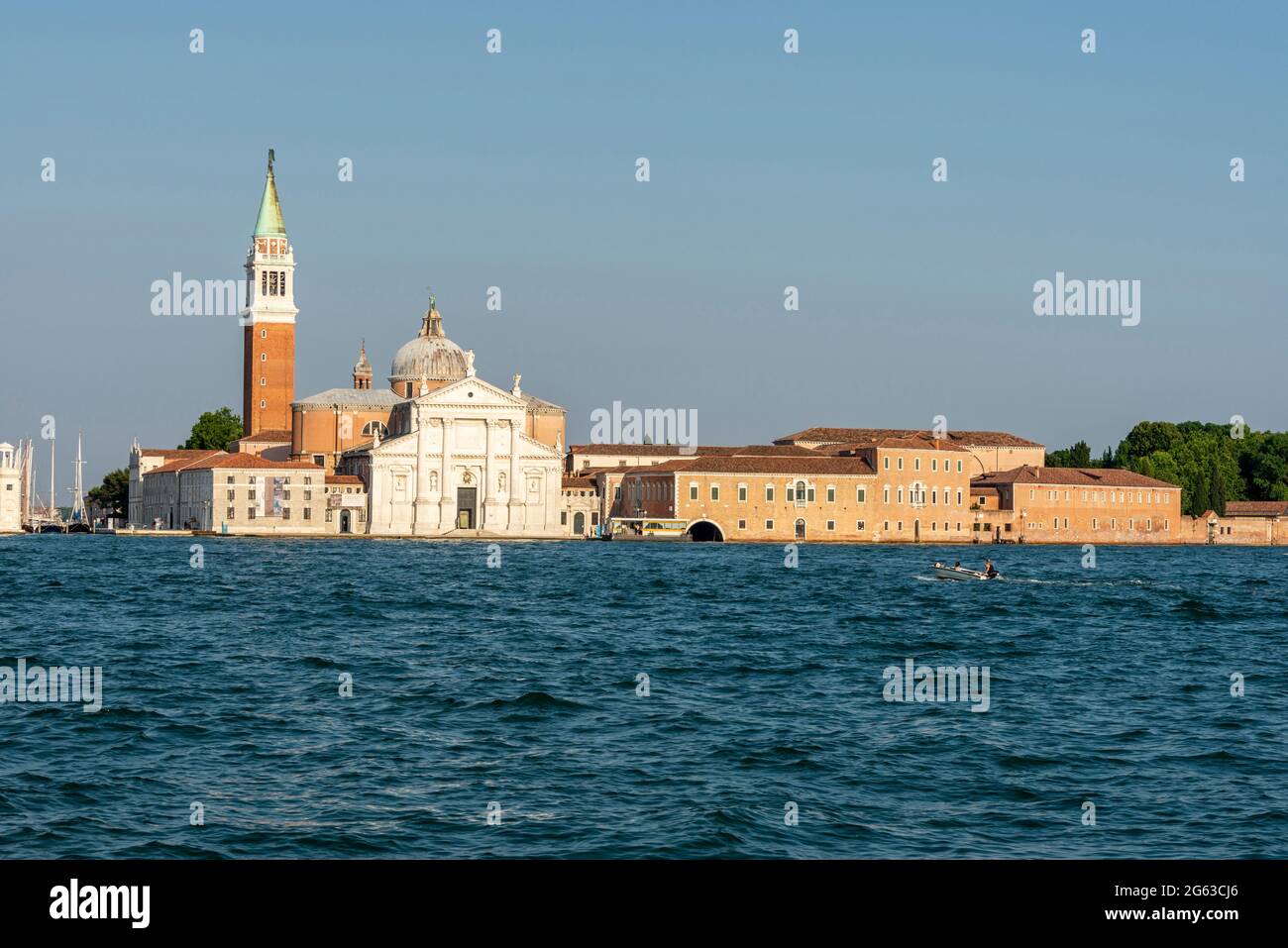 Al di là della laguna veneta si trova il campanile di San Giorgio maggiore sull'isola di San Giorgio maggiore a Venezia, nel nord Italia Foto Stock