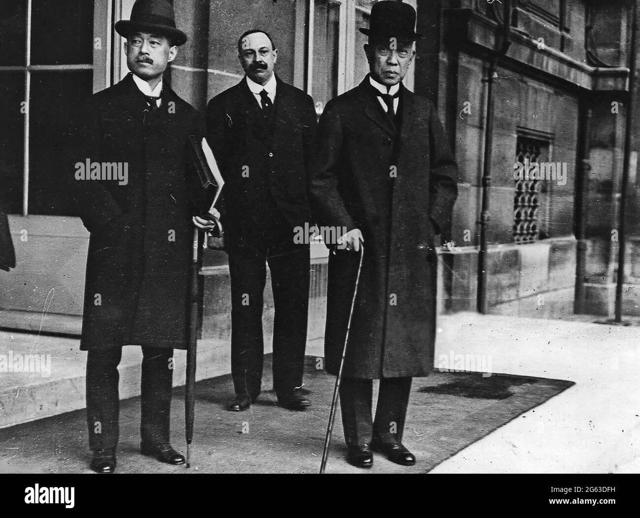 MAKINO Nobuaki (a sinistra) e lo statista giapponese Saionji Kinmochi (a destra) alla Conferenza di pace di Parigi del 1919. Foto Stock