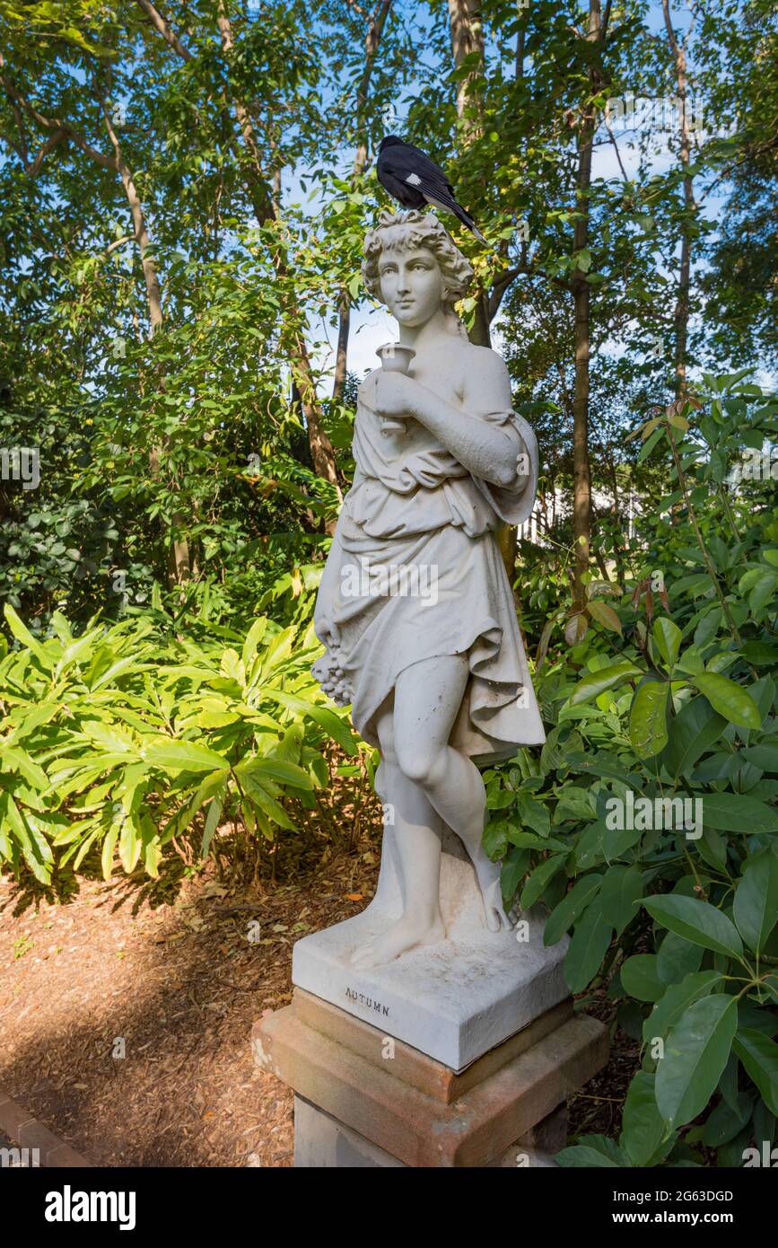 "Autunno" è una delle sculture del Four Seasons 1883 di epoca vittoriana situate nei Royal Botanic Gardens Sydney, Australia, ai gradini del Palace Gardens Foto Stock