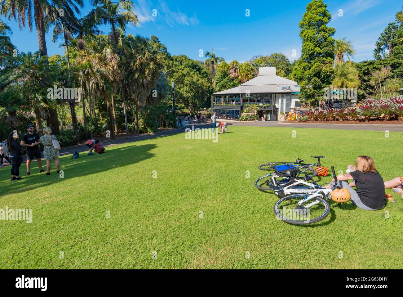 Un ristorante e cafe' e persone che godono del calore soleggiato di Aprile nei Royal Botanic Gardens, Sydney, Australia Foto Stock