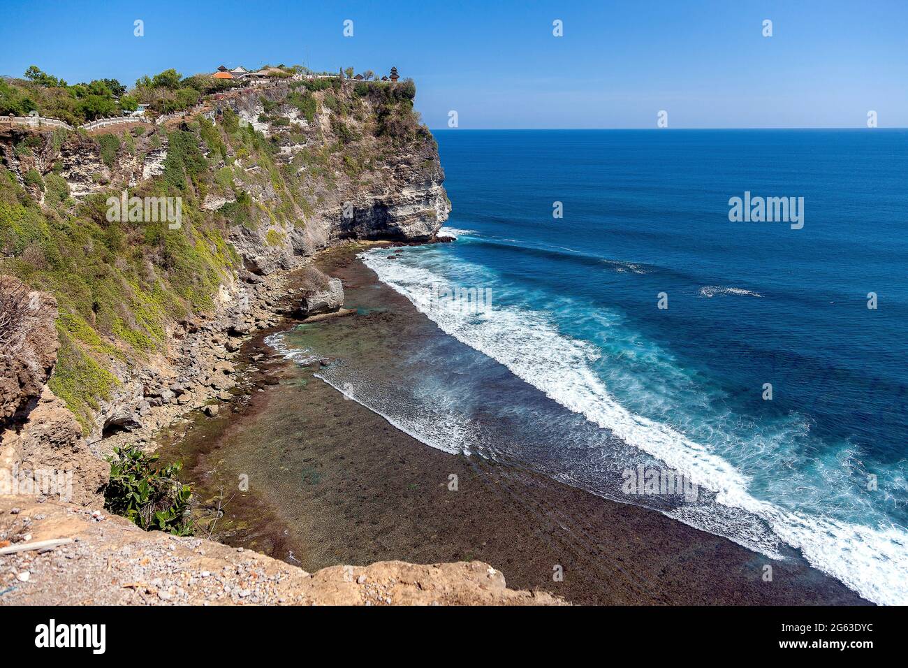 Bellissimo Tempio di Uluwatu arroccato sulla cima di una scogliera a Bali, Indonesia. Foto Stock