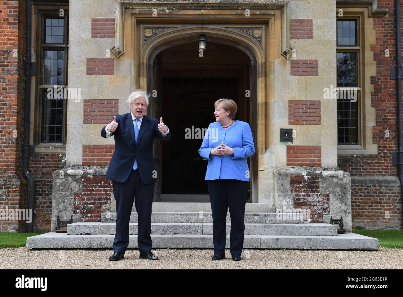 Il primo ministro Boris Johnson accoglie il Cancelliere tedesco Angela Merkel a Chequers, la casa di campagna del primo ministro del Regno Unito, nel Buckinghamshire. Data immagine: Venerdì 2 luglio 2021. Foto Stock