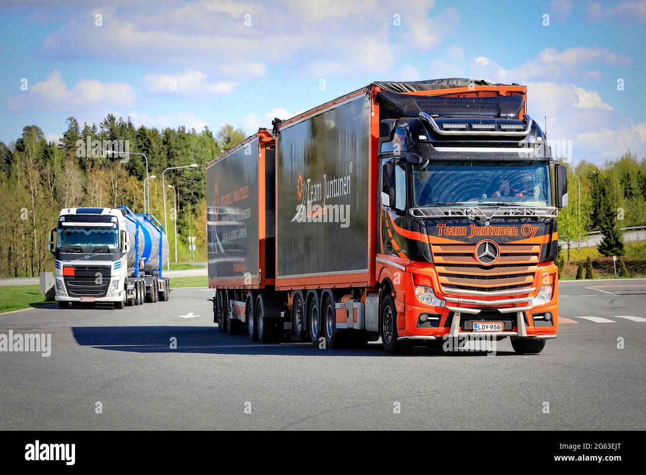 Bella Mercedes-Benz Actros camion del Team Juntunen Oy di fronte al rimorchio di trasporto della torba sul deposito di camion. Forssa, Finlandia. 14 maggio 2021. Foto Stock