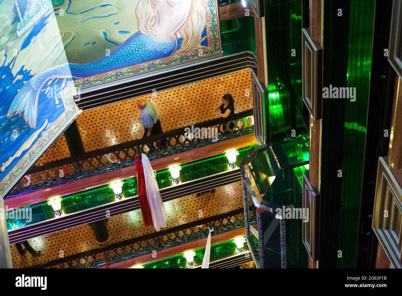 Terrazze interne dell'atrio della Costa Concordia 2008 Foto Stock