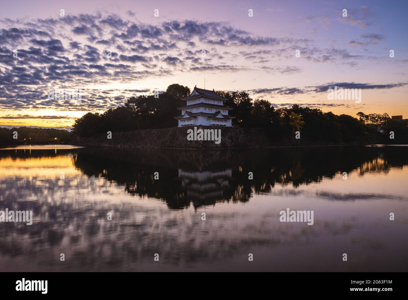 Torretta nord-occidentale e fossato del Castello di Nagoya a Nagoya, Giappone all'alba Foto Stock