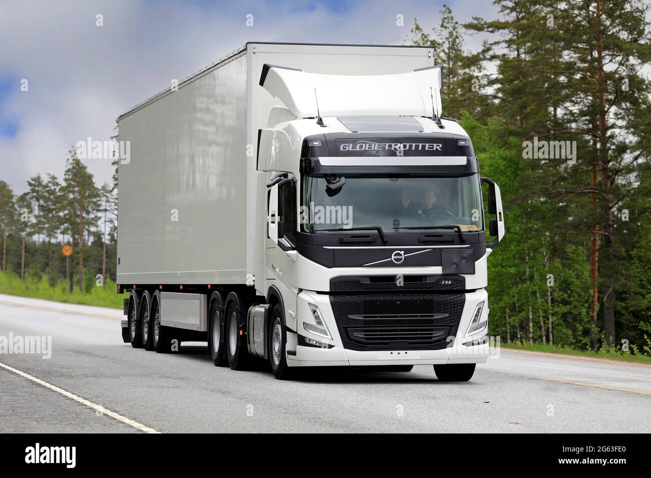 Raasepori, Finlandia. 27 maggio 2021. Nuovo veicolo Volvo FM 460 Globe su prova su strada. Il nuovo Volvo FM di Volvo Trucks ha vinto il Red Dot Award 2021 per la progettazione dei prodotti Foto Stock