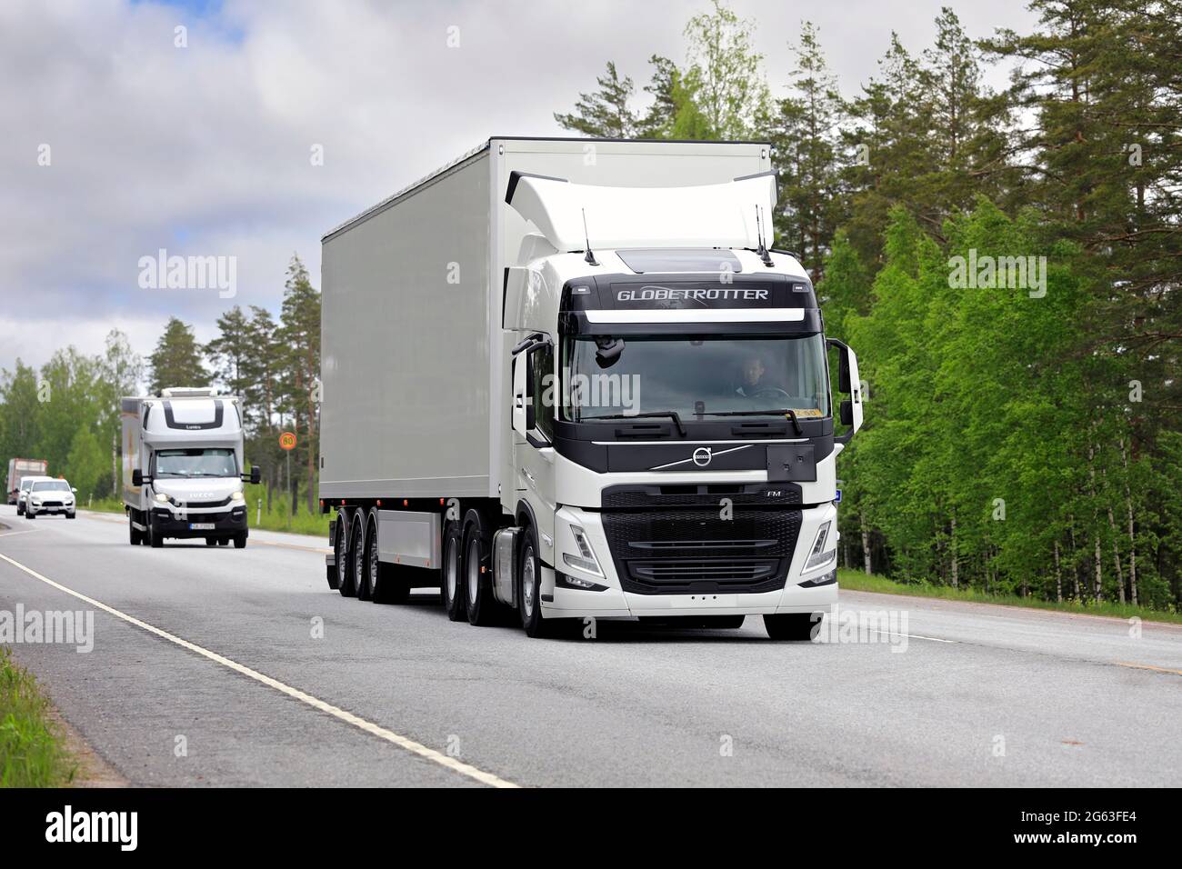 Raasepori, Finlandia. 27 maggio 2021. Volvo Trucks presenta Volvo FM 460 Globe Truck come parte della sua nuova gamma di veicoli, qui testato su strada 25. Foto Stock