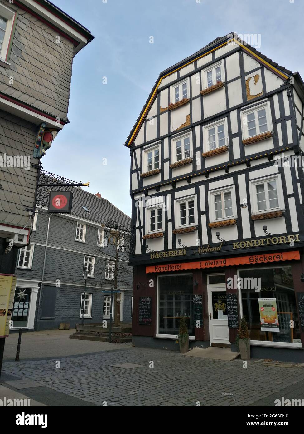 Schöne Fachwerkstrasse in der historischen Altstadt von Hattingen, NRW. Grazioso vicolo nel centro storico di Hattingen, Germania. Foto Stock