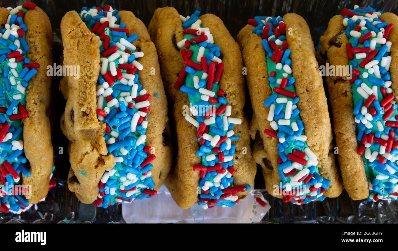 Crème ha riempito i biscotti di chip di cioccolato con Sprinkles Foto Stock Crème ha riempito i biscotti di chip di cioccolato con Sprinkles Foto Stock