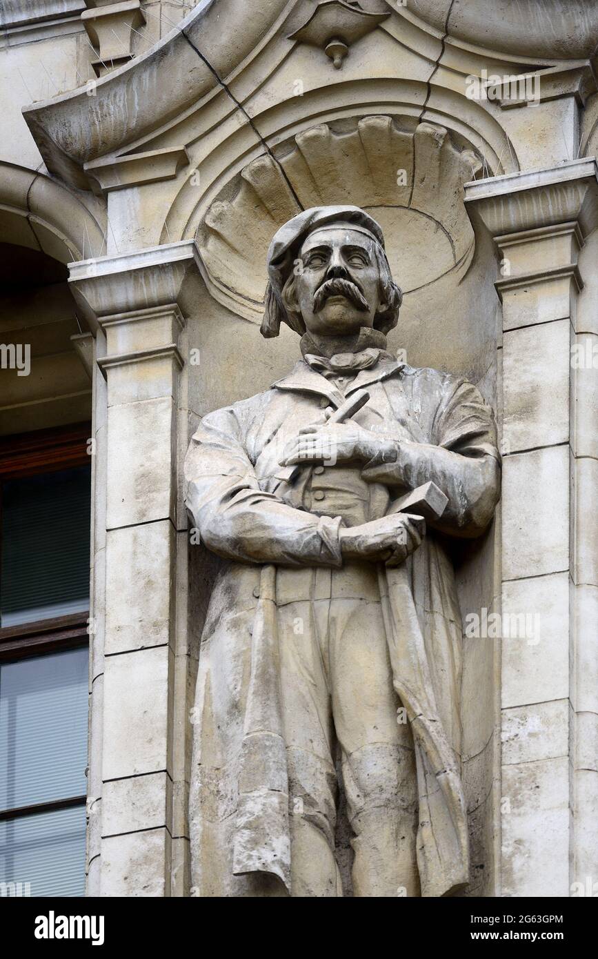 Londra, Inghilterra, Regno Unito. Statua di John H. Foley (scultore), di James Gamble sulla facciata di Cromwell Road del Victoria and Albert Museum, Kensington. Foto Stock