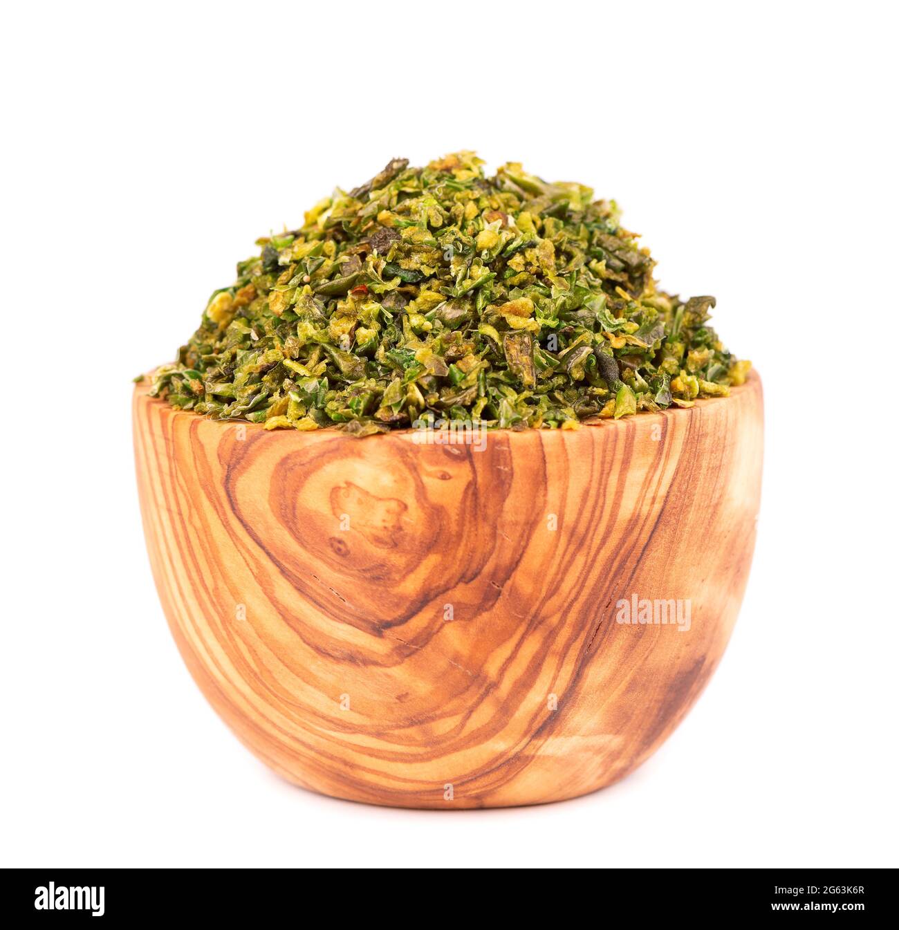 Fiocchi di paprika verdi essiccati con semi in ciotola di olive, isolati su fondo bianco. Jalapeno tritato, habanero o peperoncino. Spezie ed erbe Foto Stock