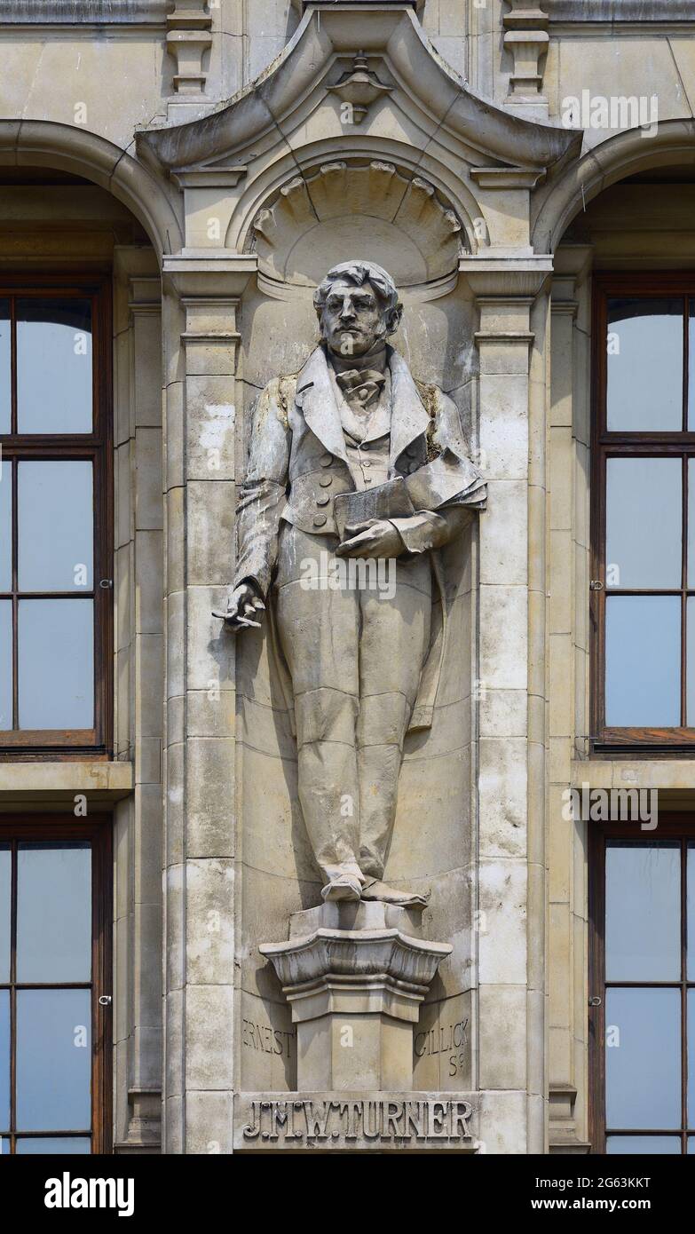 Londra, Inghilterra, Regno Unito. Statua di J. W. M. Turner (pittore) di Ernest Gillick, sulla facciata di Cromwell Road del Victoria and Albert Museum, Kensington. Foto Stock