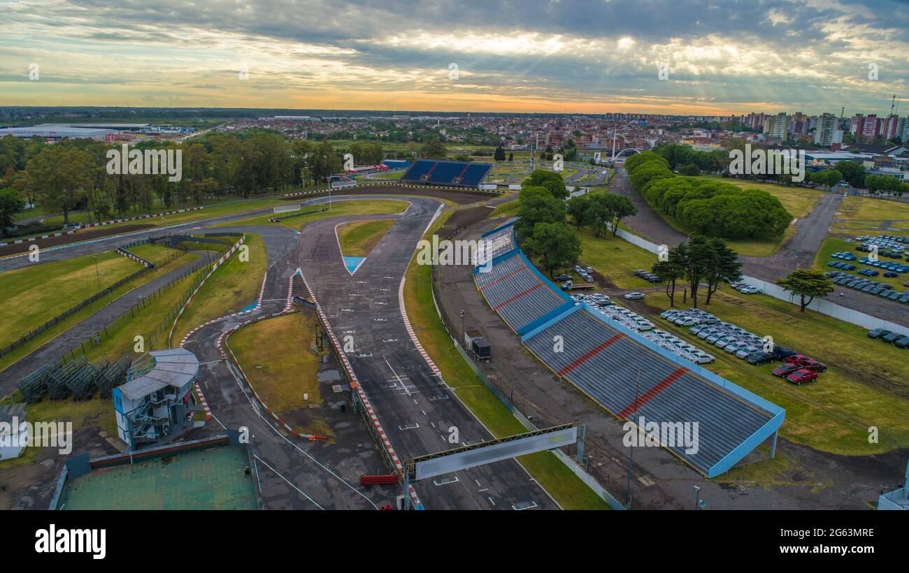 Immagine aerea con lo sfondo della città del drone autodromo di Buenos Aires. Foto Stock