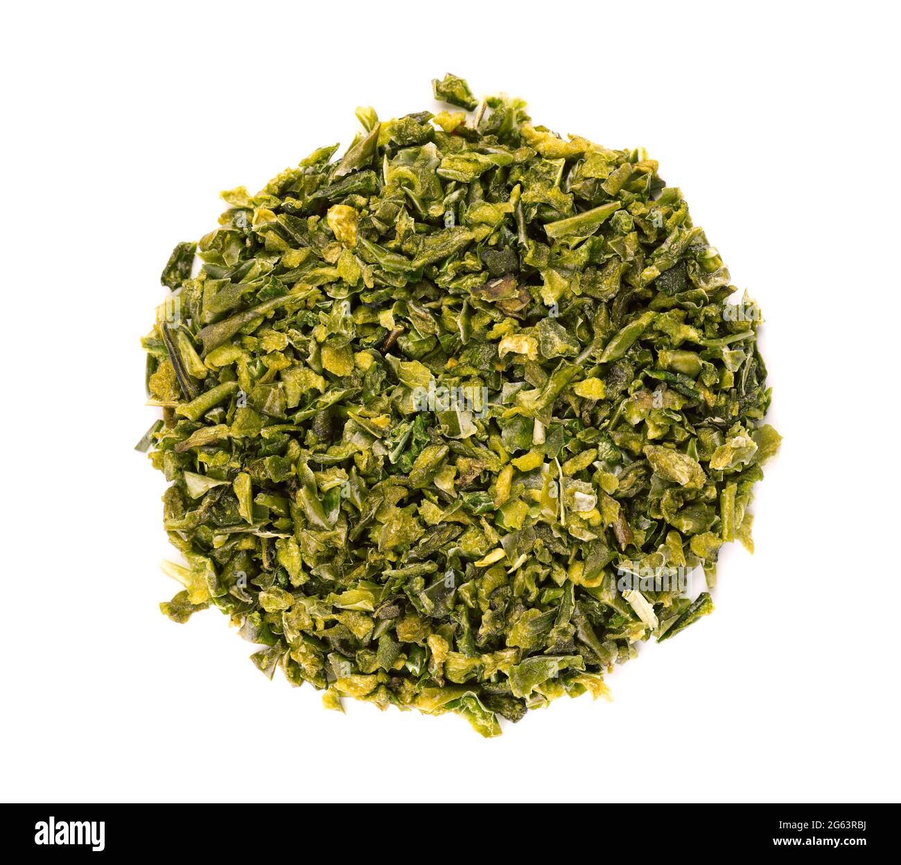 Fiocchi di paprika verdi essiccati con semi isolati su sfondo bianco. Jalapeno tritato, habanero o peperoncino. Spezie ed erbe. Vista dall'alto. Foto Stock