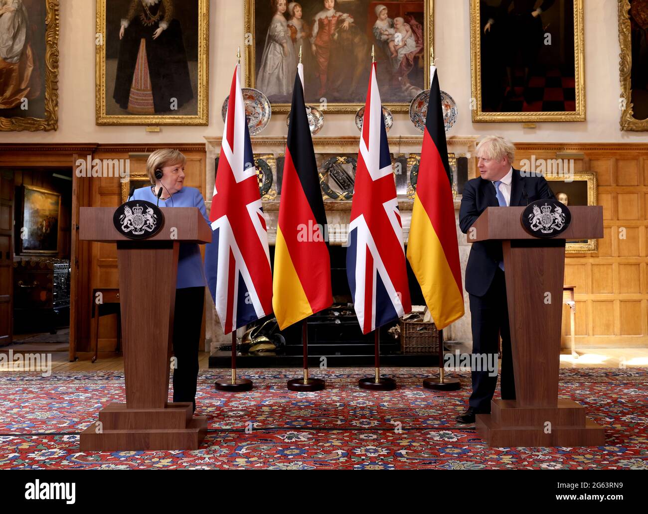 Il primo Ministro Boris Johnson e il Cancelliere della Germania Angela Merkel, durante una conferenza stampa dopo il loro incontro a Chequers, la casa di campagna del primo Ministro del Regno Unito, nel Buckinghamshire. Data immagine: Venerdì 2 luglio 2021. Foto Stock