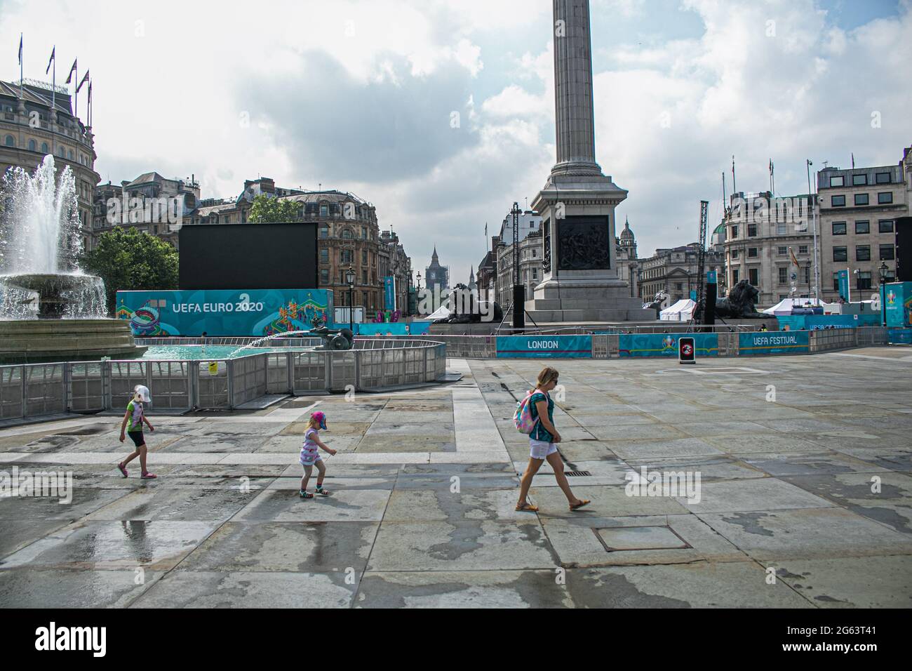 TRAFALGAR SQUARE LONDRA 2 LUGLIO 2021. La fanzone UEFA Euro 2020 allestita in Piazza Trafalgar appare deserta prima che i fan guardino la partita di Quarterfinal sui grandi schermi tra Inghilterra e Ucraina a Roma sabato sera. Il torneo europeo previsto per il 2020 è stato rinviato a causa della pandemia del coronavirus covid-19 e riprogrammato per il 11 giugno al 11 luglio 2021 con partite da disputare in 11 città diverse in tutta Europa. Lo stadio di Wembley ha già ospitato partite di gruppo e ospiterà le semifinali e la finale il 11 luglio. Credit: amer Ghazzal/Alamy Live News Foto Stock