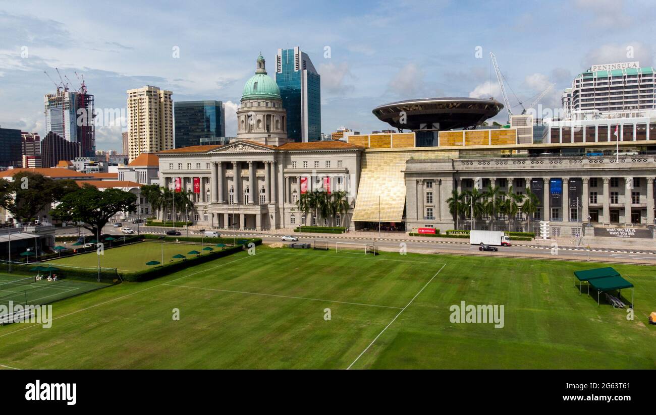 Area sportiva centrale di Padang a Singapore con edifici del quartiere finanziario dietro. Foto Stock