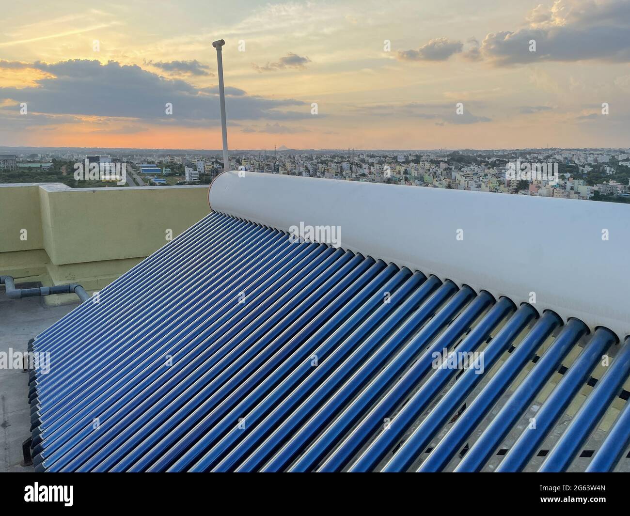 vista dei tubi del pannello solare installati sui tetti per risparmiare energia Foto Stock