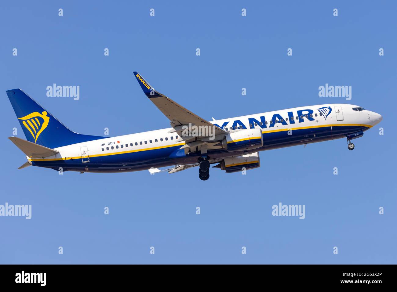 Ryanair (Malta Air) Boeing 737-8AS (Reg: 9H-QDH) partenza pista 13. Foto Stock