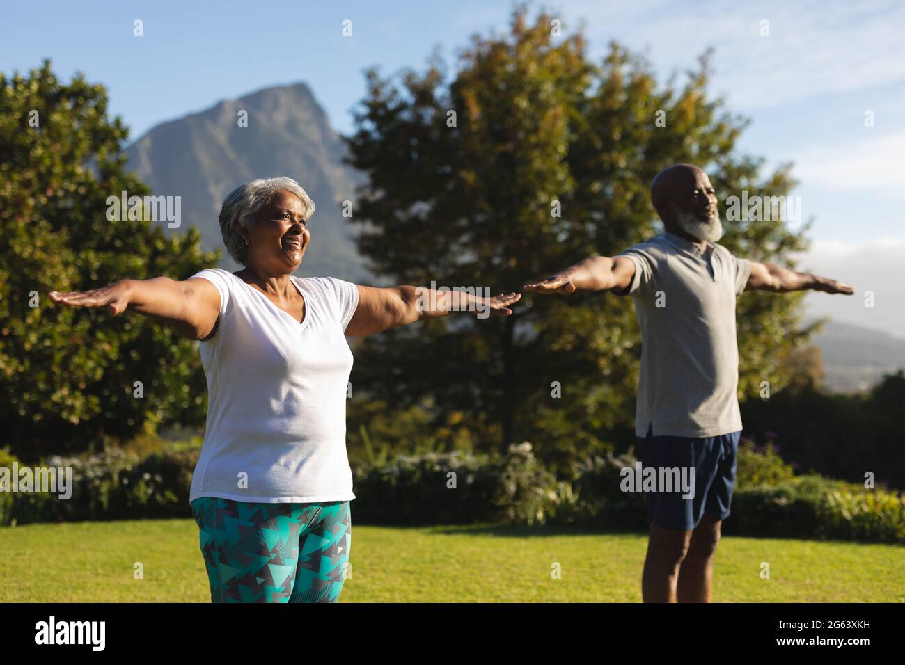 Coppia africana americana anziana che pratica yoga in un meraviglioso rifugio di campagna Foto Stock