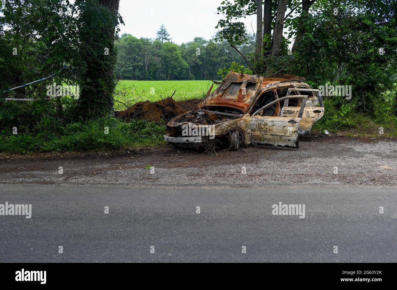 Un'auto bruciata è scappata su una strada in cui si trova un'area in cui si trova una strada di campagna. Foto scattata Ryedown Lane vicino a Romsey Hampshire Inghilterra. Foto Stock
