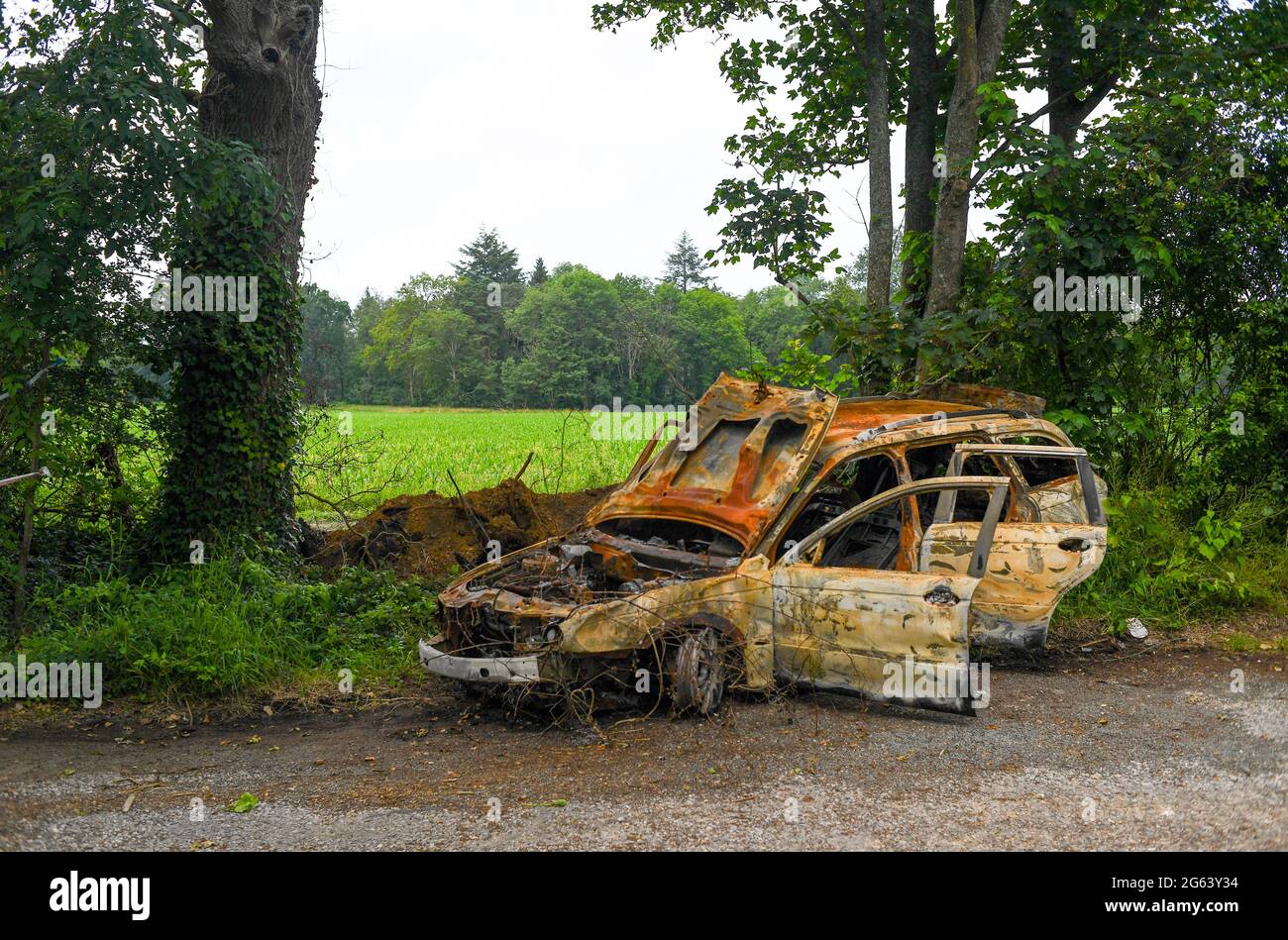 Un'auto bruciata è scappata su una strada in cui si trova un'area in cui si trova una strada di campagna. Foto scattata Ryedown Lane vicino a Romsey Hampshire Inghilterra. Foto Stock