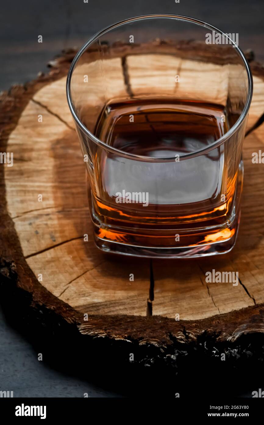 Rum vetro primo piano, su legno. Foto Stock