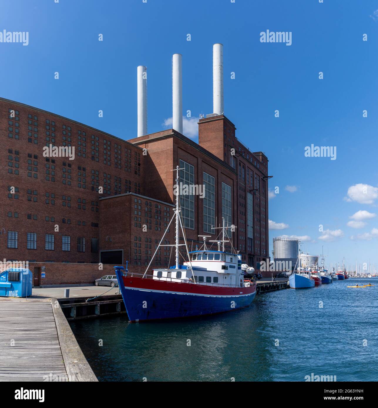 Copenaghen, Danimarca - 13 giugno 2021: Vecchie e colorate barche da pesca nel porto di Nordhavn e nella zona industriale di Copenhagen Foto Stock