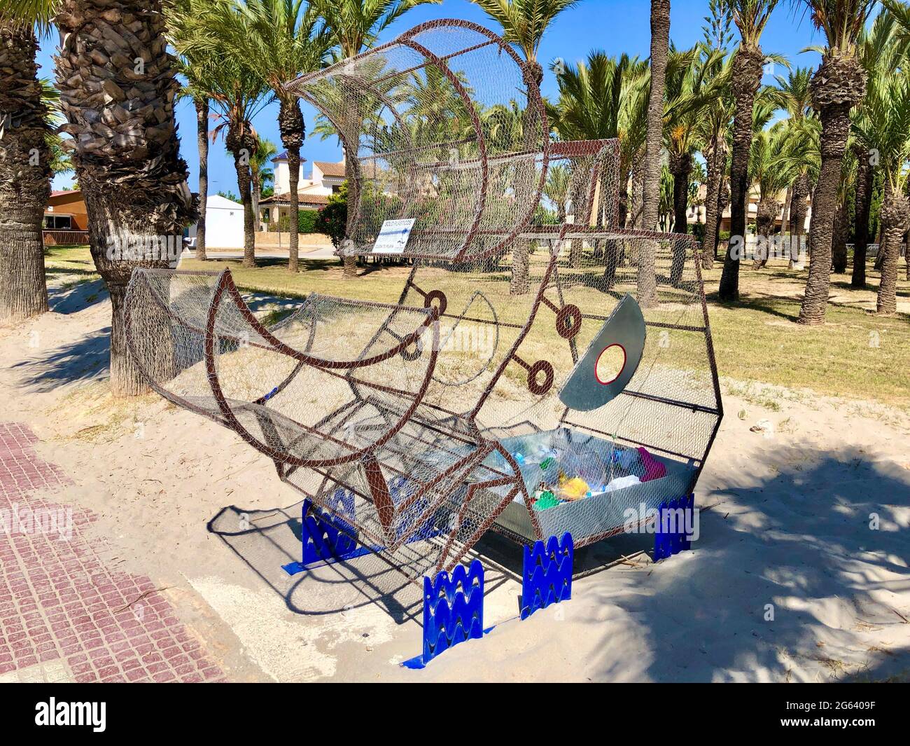 San Javier, Spagna - Giugno, 2021: Bidone in metallo per le località in plastica nel parco pubblico vicino alla spiaggia . Foto di alta qualità Foto Stock