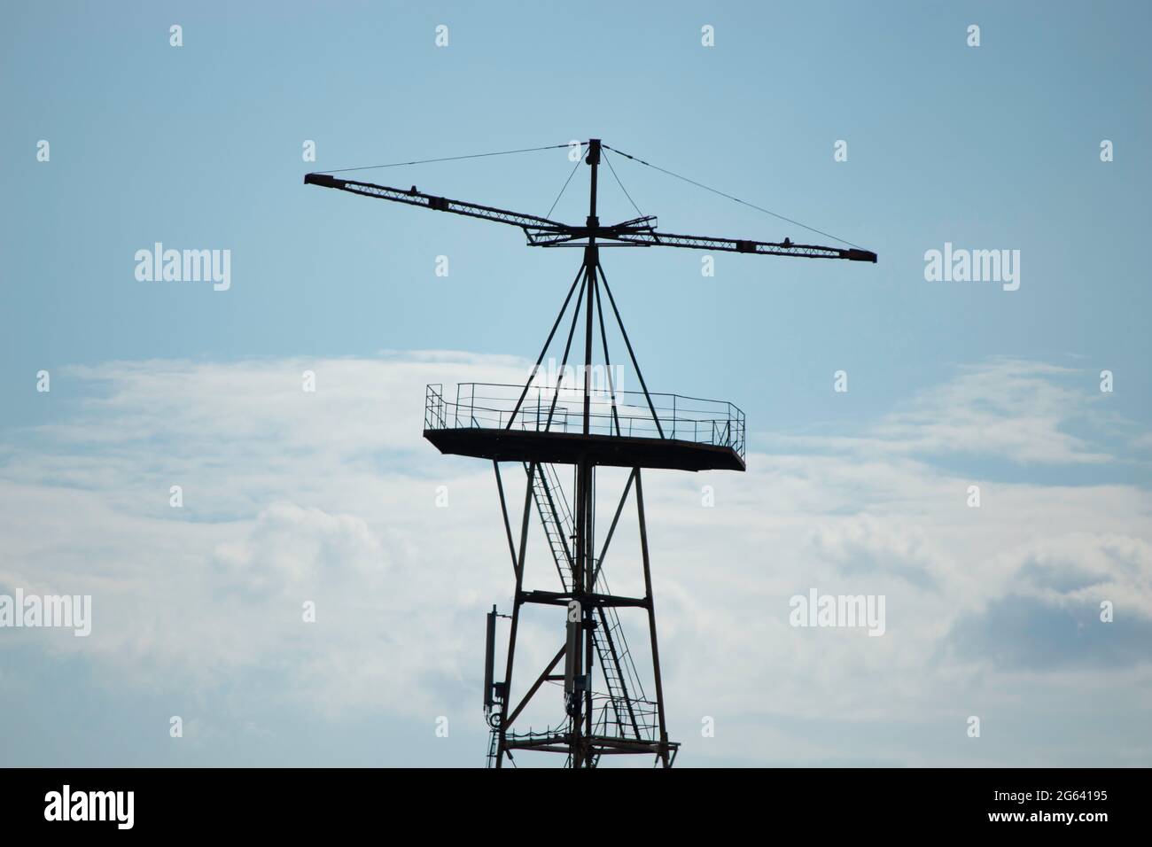 torre di ferro su uno sfondo di cielo blu nuvoloso Foto Stock