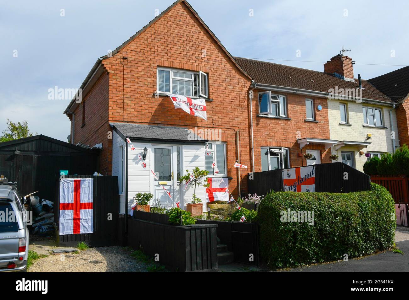 Bristol, Regno Unito. 1 luglio 2021. Le bandiere inglesi pendono e volano su una casa a Bristol, Regno Unito durante i campionati di calcio Euro 2020 a sostegno della nazionale. Picture Credit: Graham Hunt/Alamy Live News Foto Stock