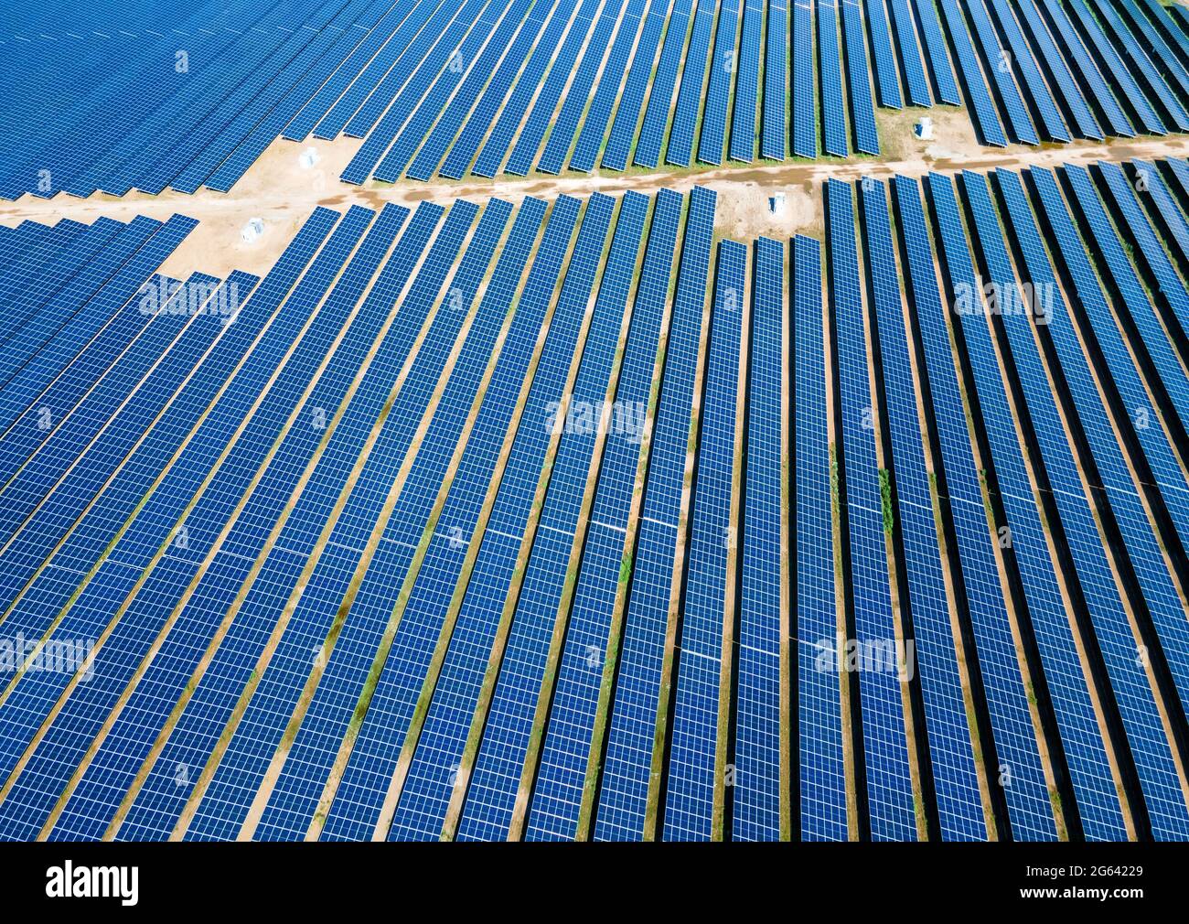 Zietlitz, Germania. 02 luglio 2021. Secondo l'operatore, il parco solare più potente del Meclemburgo-Vorpommern è ufficialmente collegato alla rete dell'Autobahn 19. (Foto aerea con un drone) quasi 200,000 moduli solari sono stati installati su 86 ettari in una ex fossa di ghiaia. Il co-investitore è il fornitore di energia con sede a Schwerin Wemag. Il parco ha una produzione nominale di 80 megawatt e potrebbe generare circa 74,000 megawatt ore di elettricità all'anno, fornendo fino a 18,500 famiglie a quattro persone di energia. Credit: dpa Picture Alliance/Alamy Live News Foto Stock