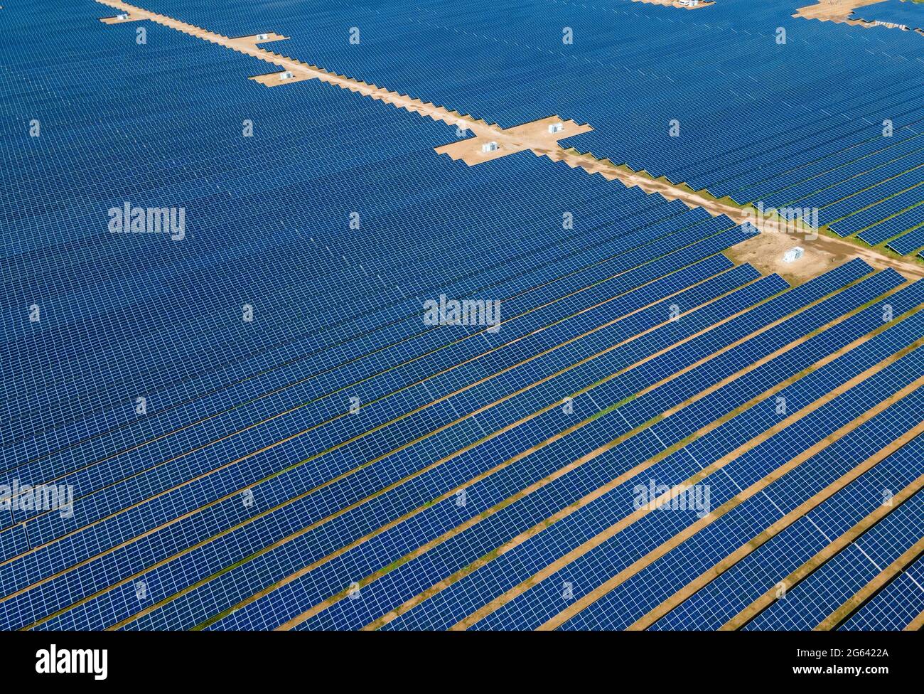 Zietlitz, Germania. 02 luglio 2021. Secondo l'operatore, il parco solare più potente del Meclemburgo-Vorpommern è ufficialmente collegato alla rete dell'Autobahn 19. (Foto aerea con un drone) quasi 200,000 moduli solari sono stati installati su 86 ettari in una ex fossa di ghiaia. Il co-investitore è il fornitore di energia con sede a Schwerin Wemag. Il parco ha una produzione nominale di 80 megawatt e potrebbe generare circa 74,000 megawatt ore di elettricità all'anno, fornendo fino a 18,500 famiglie a quattro persone di energia. Credit: dpa Picture Alliance/Alamy Live News Foto Stock