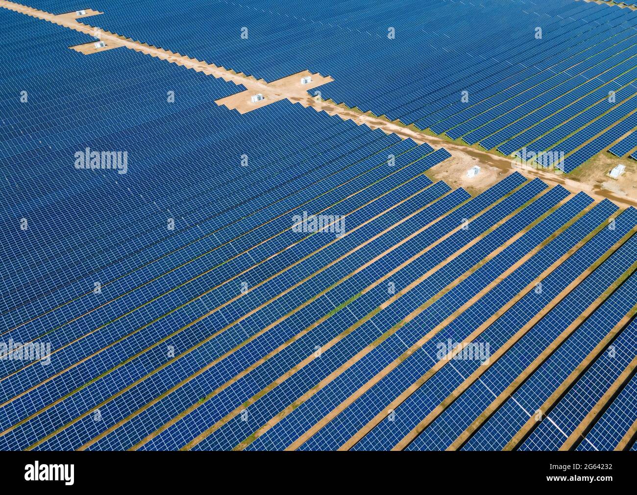 Zietlitz, Germania. 02 luglio 2021. Secondo l'operatore, il parco solare più potente del Meclemburgo-Vorpommern è ufficialmente collegato alla rete dell'Autobahn 19. (Foto aerea con un drone) quasi 200,000 moduli solari sono stati installati su 86 ettari in una ex fossa di ghiaia. Il co-investitore è il fornitore di energia con sede a Schwerin Wemag. Il parco ha una produzione nominale di 80 megawatt e potrebbe generare circa 74,000 megawatt ore di elettricità all'anno, fornendo fino a 18,500 famiglie a quattro persone di energia. Credit: dpa Picture Alliance/Alamy Live News Foto Stock