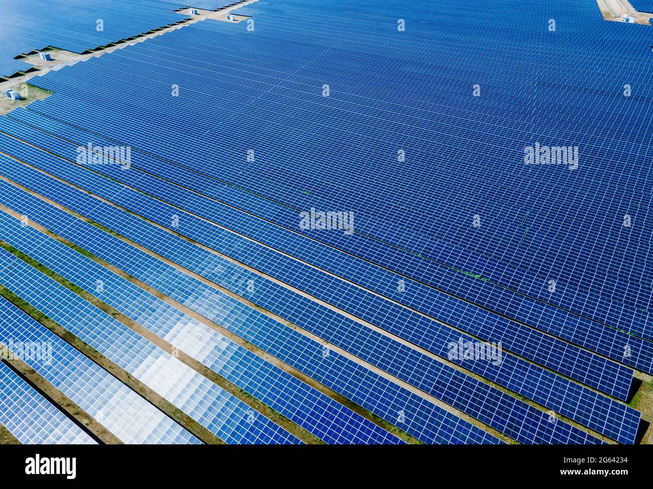 Zietlitz, Germania. 02 luglio 2021. Secondo l'operatore, il parco solare più potente del Meclemburgo-Vorpommern è ufficialmente collegato alla rete dell'Autobahn 19. (Foto aerea con un drone) quasi 200,000 moduli solari sono stati installati su 86 ettari in una ex fossa di ghiaia. Il co-investitore è il fornitore di energia con sede a Schwerin Wemag. Il parco ha una produzione nominale di 80 megawatt e potrebbe generare circa 74,000 megawatt ore di elettricità all'anno, fornendo fino a 18,500 famiglie a quattro persone di energia. Credit: dpa Picture Alliance/Alamy Live News Foto Stock