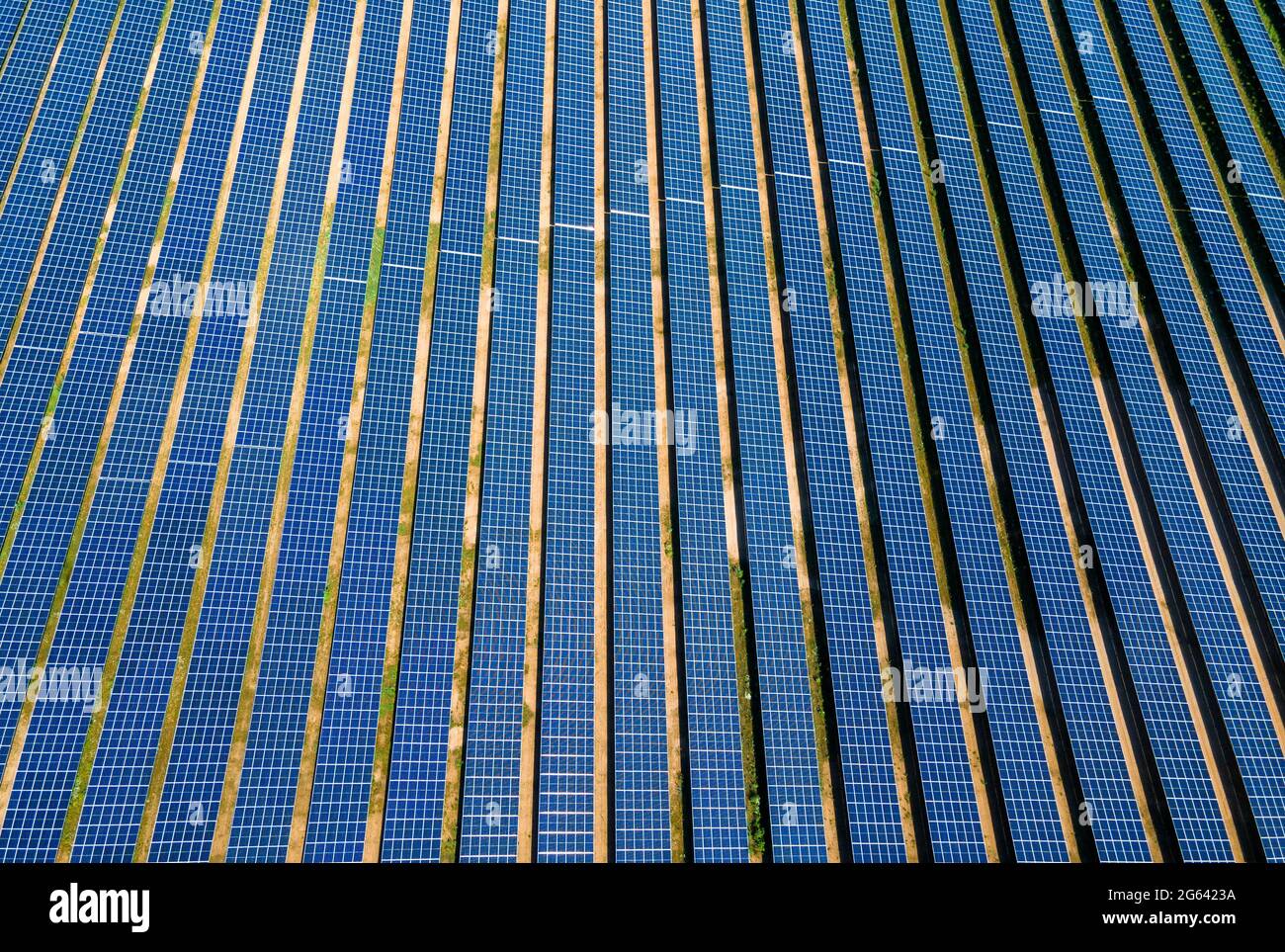 Zietlitz, Germania. 02 luglio 2021. Secondo l'operatore, il parco solare più potente del Meclemburgo-Vorpommern è ufficialmente collegato alla rete dell'Autobahn 19. (Foto aerea con un drone) quasi 200,000 moduli solari sono stati installati su 86 ettari in una ex fossa di ghiaia. Il co-investitore è il fornitore di energia con sede a Schwerin Wemag. Il parco ha una produzione nominale di 80 megawatt e potrebbe generare circa 74,000 megawatt ore di elettricità all'anno, fornendo fino a 18,500 famiglie a quattro persone di energia. Credit: dpa Picture Alliance/Alamy Live News Foto Stock